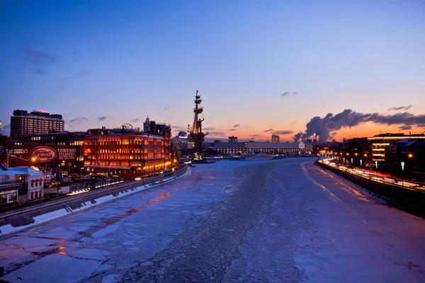 Moskva natten staden Visa med röd oktober factory, Saint Peter Monument och President Hotel — Stockfoto