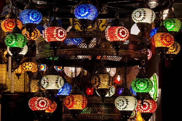 Турецкие декоративные лампы на Большом базаре в Стамбуле — стоковое фото
