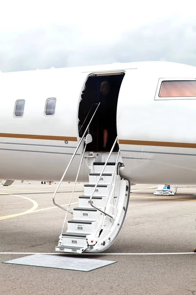 Bílá soukromé dopravní letoun a otevřené žebřík — Stock fotografie