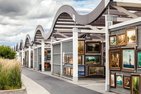 Galeria de pintura de lona em Moscou, Rússia. Mercado de galeria de arte de rua de artistas russos — Fotografia de Stock