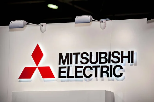 Mitsubishi logotipo da empresa elétrica na parede. Mitsubishi Group Empresas multinacionais japonesas em uma variedade de indústrias — Fotografia de Stock