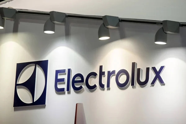 Logo de la empresa AB Electrolux en la pared. Electrolux es una multinacional sueca fabricante de electrodomésticos — Foto de Stock