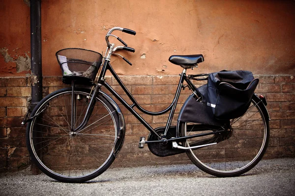 Vecchia bicicletta retrò con cesto in Italia — Foto Stock