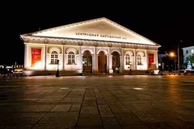 Central sergi salonu gece görünümünü Manezh Meydanı Moskova, Rusya