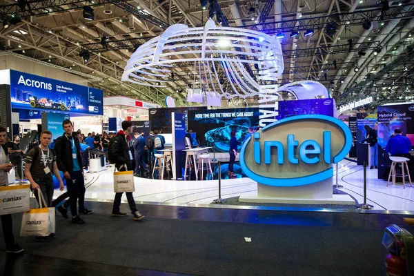 Empresa Intel stand interior en exposición Cebit 2017 en Hannover Messe, Alemania — Foto de Stock