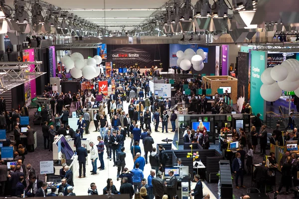 Visitantes en exposición Cebit 2017 en Hannover Messe, Alemania — Foto de Stock