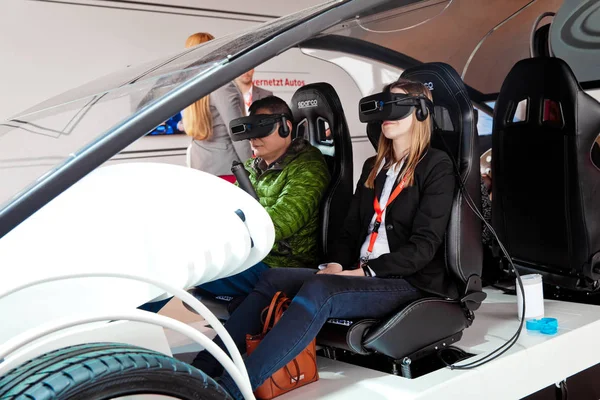 Fille en lunettes virtuelles casque d'essai Vodafone 5G-systèmes de communication pour les véhicules en exposition Cebit 2017 à Hanovre Messe, Allemagne — Photo