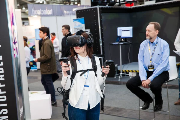 Fille jouer à un jeu vidéo en réalité virtuelle casque et contrôleurs portables développés par HTC Vive sur l'exposition Cebit 2017 à Hanovre Messe, Allemagne — Photo