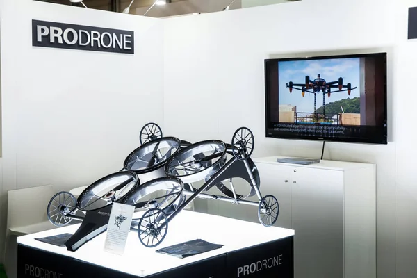 展覧会に参加しているデュアル ロボット アーム大型ローンと prodrone 会社フェア メッセ、ドイツの Cebit 2017 — ストック写真