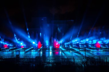 Moskova Uluslararası Festivali ışık çemberi. Lazer renkli çeşme gösteri Havzası kürek Moskova