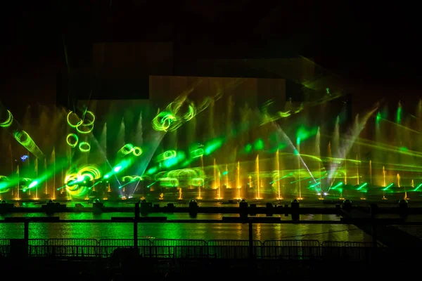 Moszkva nemzetközi fesztivál kör a fény. A moszkvai medencében evezés színes szökőkút lézershow — Stock Fotó