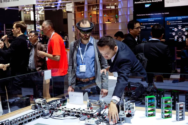 Virtuális valóság, 5g segítségnyújtás tapasztalat a Huawei állni Cebit 2017-kiállítás a Hannover Messe, Németország — Stock Fotó