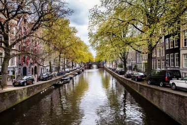 Tekneler Amsterdam kanal manzaralı
