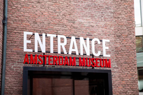 Sinal de entrada na parede do museu de Amesterdão — Fotografia de Stock