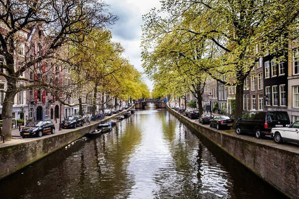 Amsterdam kanalutsikt med båtar — Stockfoto