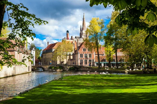 Bruges Şehir manzaralı evler, köprü ve kanal ile — Stok fotoğraf