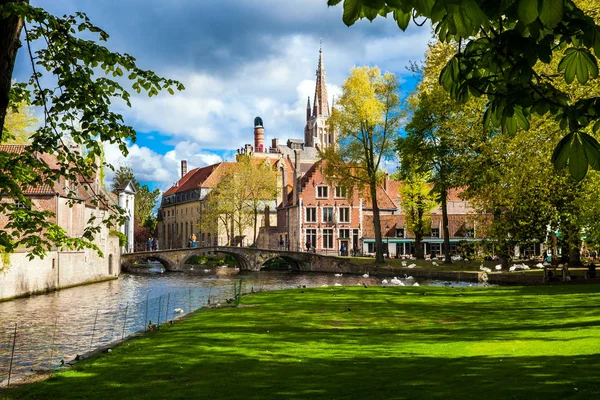 Bruges vista da cidade com casas, ponte e canal — Fotografia de Stock