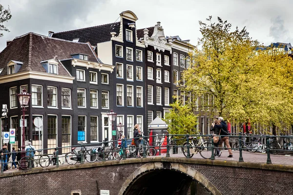 Bicicleta na ponte no canal de Amsterdã — Fotografia de Stock