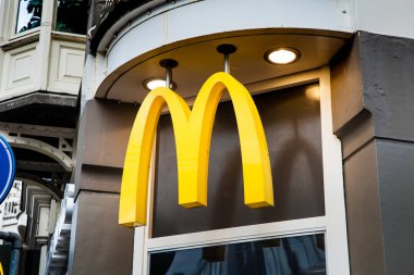 Sarı mektup M Macdonalds işareti Amsterdam city, Hollanda