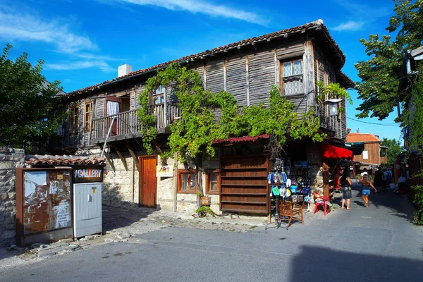 Casa tradicional, rua típica na cidade de Nessebar, Bulgária — Fotografia de Stock