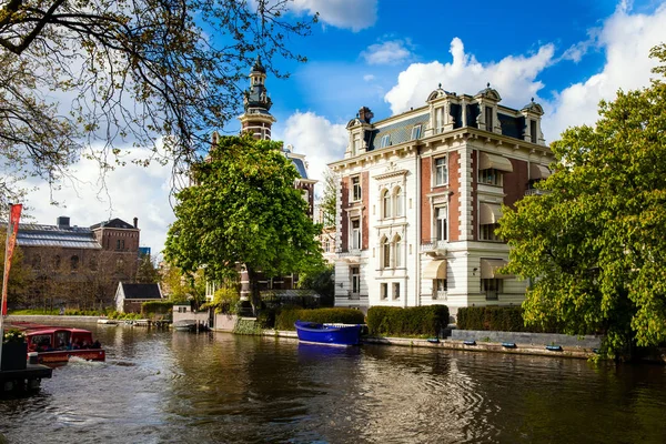 Barca blu sul canale di Amsterdam — Foto Stock