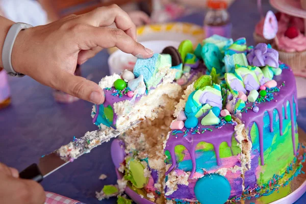Різання торт до дня народження — стокове фото
