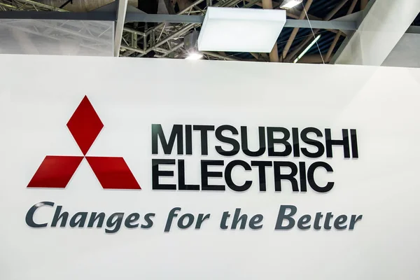 Logo de la empresa Mitsubishi Electric en la pared. Grupo Mitsubishi Empresas multinacionales japonesas en una variedad de industrias — Foto de Stock