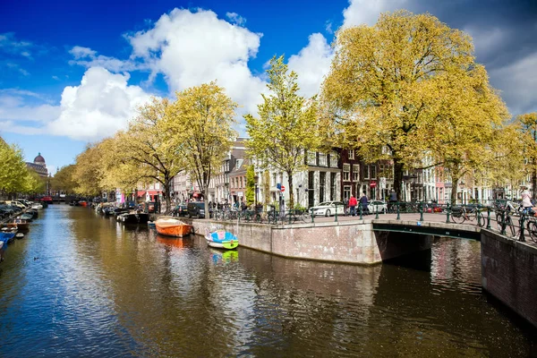 Napos Tavasz nap Amszterdamban. Csónakok és kerékpárok, Hollandia csatornára — Stock Fotó