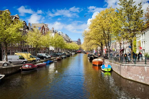 Napos Tavasz nap Amszterdamban. Csónakok és kerékpárok, Hollandia csatornára — Stock Fotó