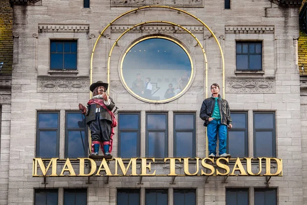 Eintrittsschild am gebäude von madame tussaud museum in amsterdam, niederland — Stockfoto