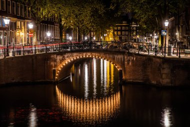 Amsterdam kanal köprüde Bisiklet