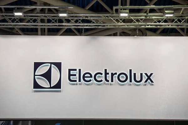 Logotipo da empresa AB Electrolux na parede. Electrolux é um fabricante de eletrodomésticos multinacional sueco — Fotografia de Stock