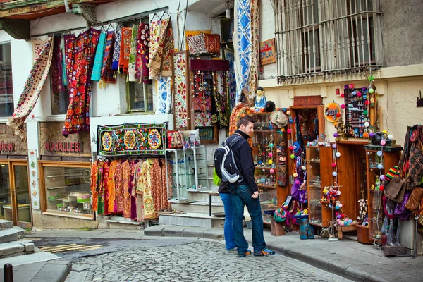 Alfombras hechas a mano en el mercado abierto bazar en Estambul, Turley — Foto de Stock