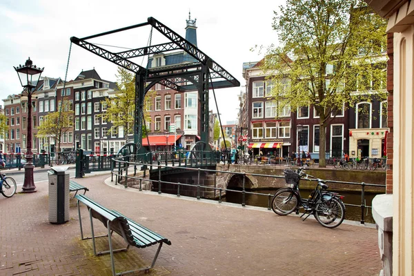 Ponte levadiça de metal no canal na cidade de Amsterdã, Países Baixos — Fotografia de Stock