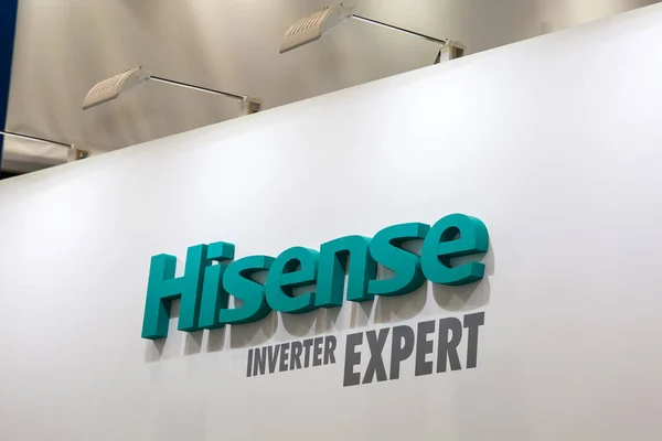 Logotipo da empresa Hisense. Hisense Co é uma multinacional chinesa fabricante de produtos brancos e eletrônicos — Fotografia de Stock