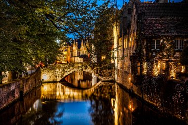 Geceleri Bruges'deki Kanallar