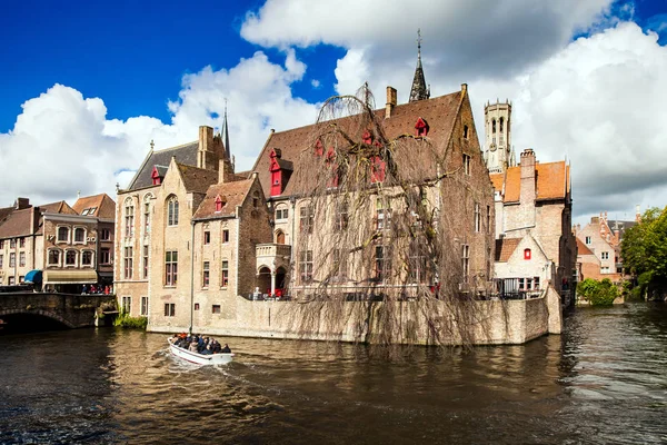 Crucero por el canal en Brujas, Bélgica — Foto de Stock