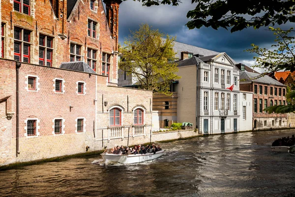 A kis hajóval canal cruise városban, Brugge, Belgium — Stock Fotó