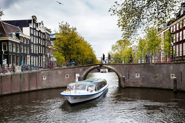 A kis hajóval canal cruise Amsterdam City, Hollandia — Stock Fotó