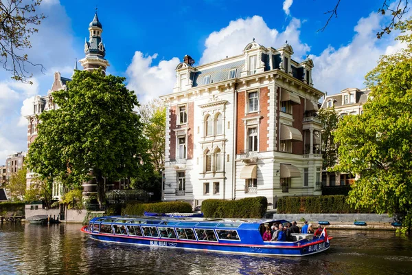 Kék cég csatorna hajókirándulás Amsterdam City, Hollandia — Stock Fotó