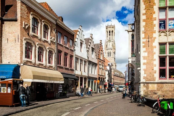 Rua típica da cidade de Bruges, casas tradicionais e turistas caminhando — Fotografia de Stock