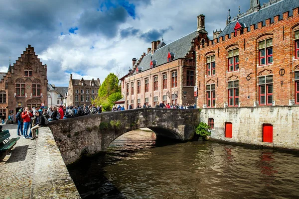 Turistas en puente del canal en la ciudad de Brujas, Bélgica — Foto de Stock