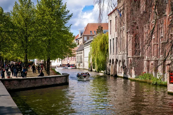 A kis hajóval canal cruise városban, Brugge, Belgium — Stock Fotó