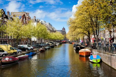 Amsterdam'da güneşli bahar günü. Kanal Manzaralı tekne ve Bisikletler, Hollanda