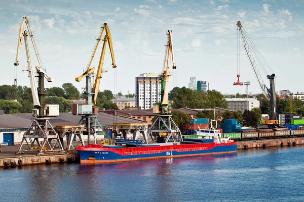 Hamnen i Riga city, Lettland — Stockfoto