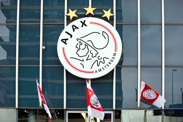 Ajax-logotypen på Amsterdam Arena, Nederländerna — Stockfoto