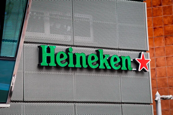 Cartel de Heineken en Amsterdam, Países Bajos —  Fotos de Stock