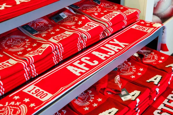 Ajax fotball club shop interior na Amsterdam Arena, Países Baixos — Fotografia de Stock