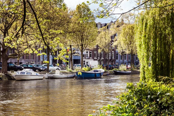 De gracht van Amsterdam met kleine boten. Lente in de stad — Stockfoto