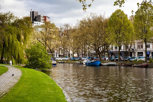Amszterdam csatornára a kis csónakok. Tavasz a városban — Stock Fotó